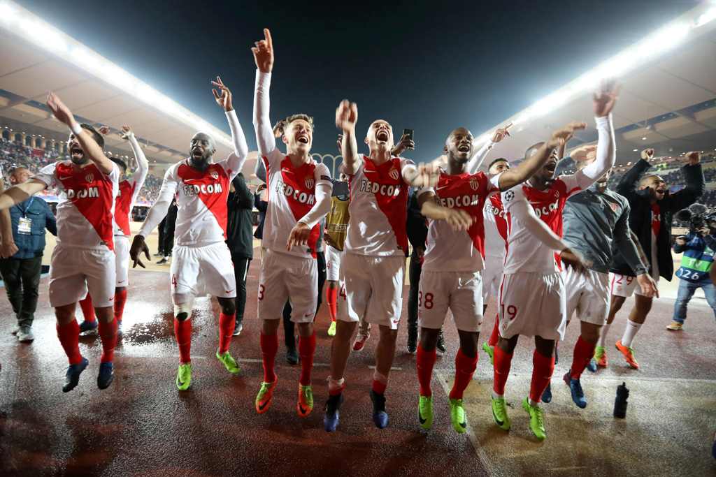 Monaco's players celebrate at the end of the UEFA Champions League round of 16 football match between Monaco and Manchester City at the Stade Louis II in Monaco on March 15, 2017. / AFP / Valery HACHE
