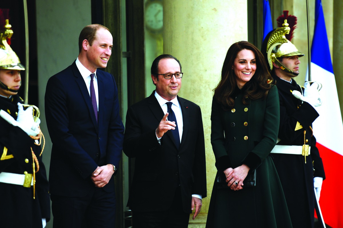 French President Francois Hollande (C) welcomes Britain's Prince William (L), The Duke of Cambridge, and his wife Kate, the Duchess of Cambridge at the Elysee Palace in Paris on March 17, 2017. AFP / Martin Bureau

