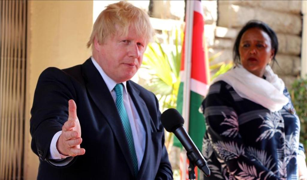 British Foreign Minister Boris Johnson (L) and Kenyan Foreign Minister Amina Chawahir Mohamed Jibril (R) hold a press conference after their meeting in Nairobi, Kenya on March 17, 2017. ( Andrew Wasike - Anadolu Agency ).