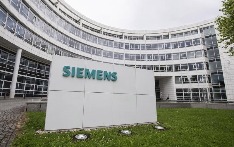  Siemens logo is pictured on an office building of Siemens AG in Munich May 30, 2014. REUTERS/Lukas Barth