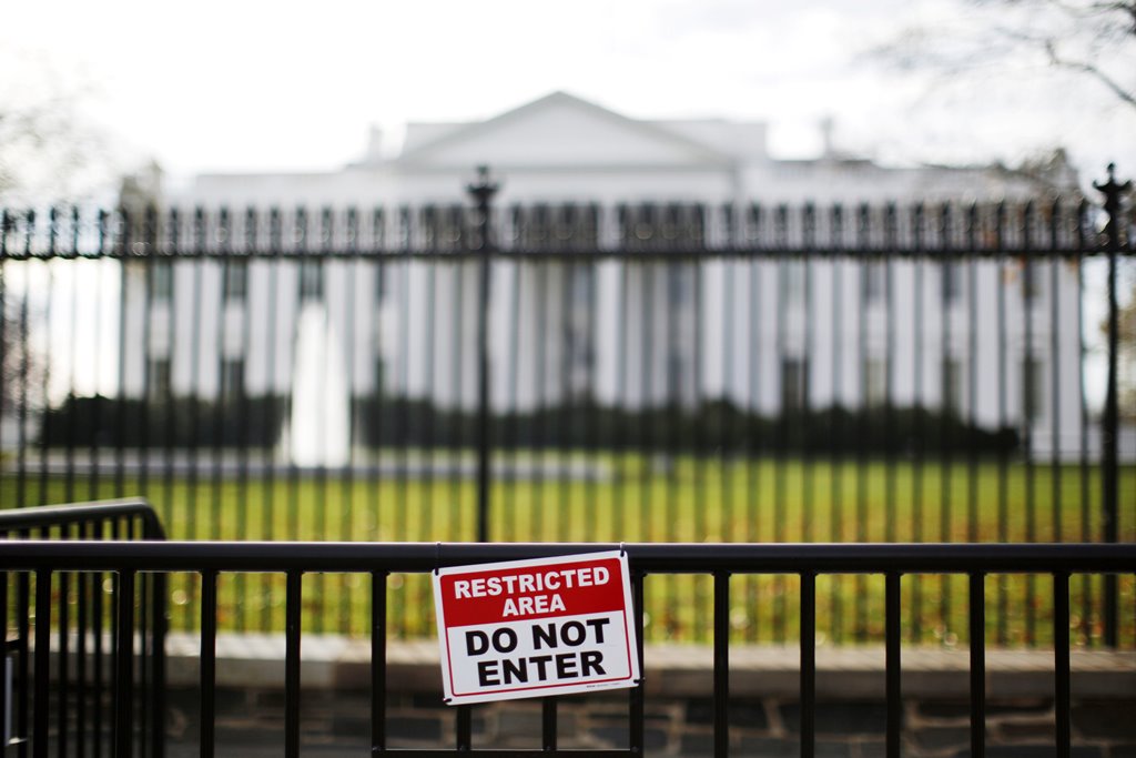 FILE PHOTO: A restricted area sign is seen outside of the White House in Washington November 27, 2015. REUTERS/Carlos Barria/File Photo
