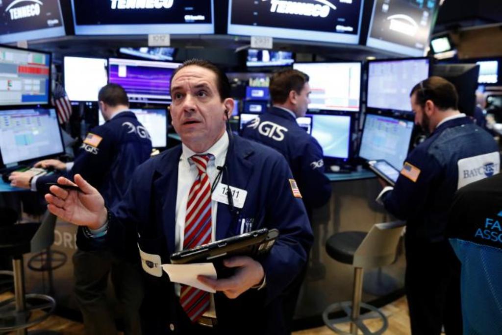 Traders work on the floor of the New York Stock Exchange (NYSE) shortly after the opening bell in New York, U.S., March 21, 2017. REUTERS/Lucas Jackson.