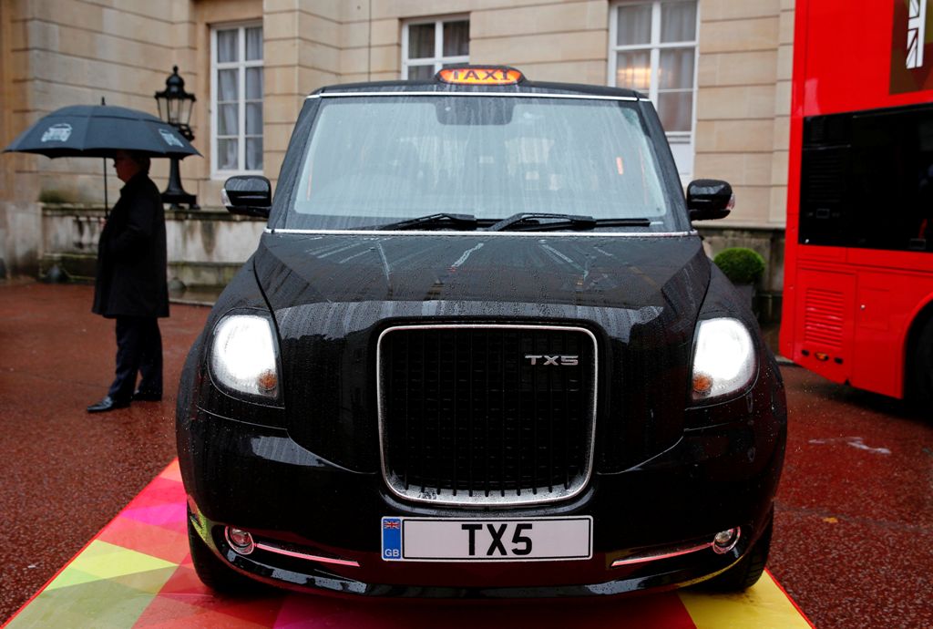 (FILES) This file photo taken on October 21, 2015 shows a TX5 London taxi made by Chinese company Geely pictured outside Lancaster House in central London, on October 21, 2015. AFP / ADRIAN DENNIS

