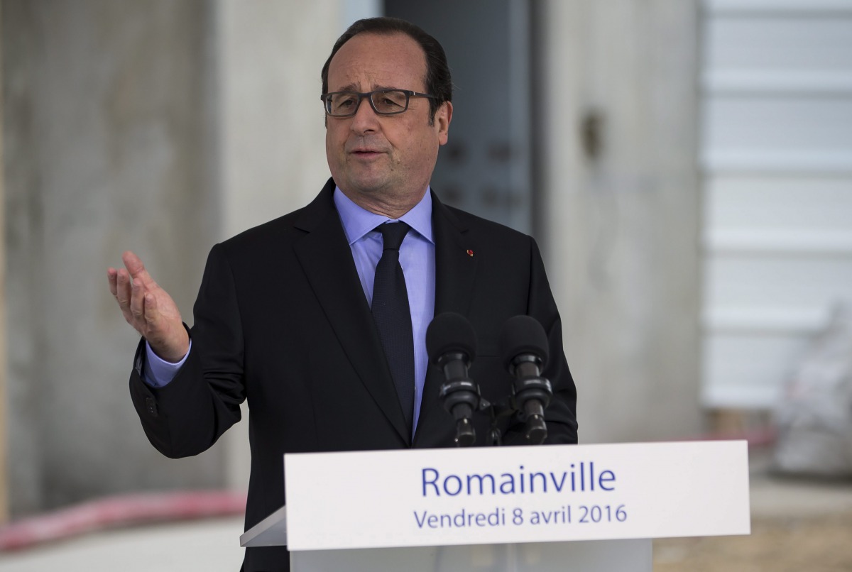 French President Francois Hollande delivers a speech after touring the construction site of a new housing development in Romainville outside Paris France April 8, 2016 (EPA / IAN LANGSDON) 
