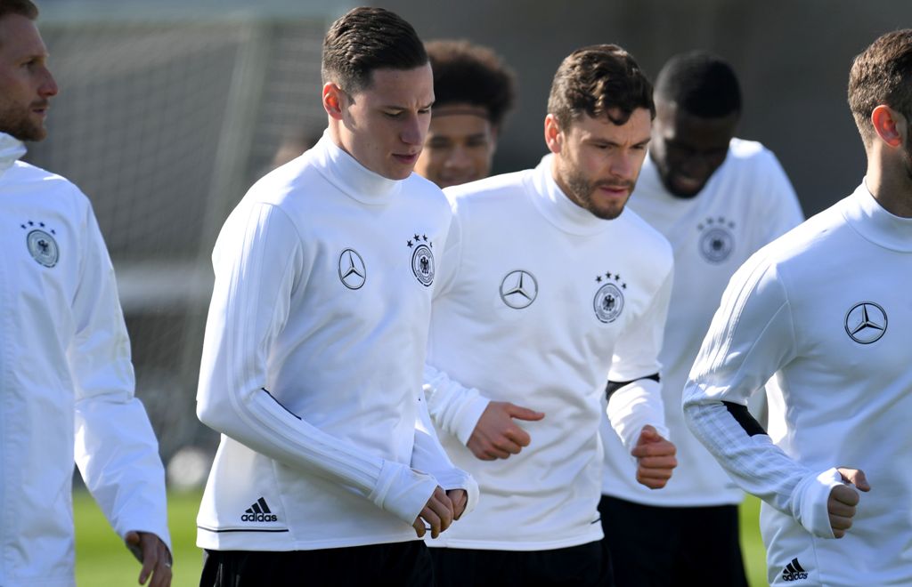 Germany's midfielder Julian Draxler warms up during a training session on march 24, 2017 in Kamen-Kaiserau, western Germany ahead of the World Cup qualifying match against Azerbaidschan on March 26, 2017 in Baku, Azerbaidschan. / AFP / PATRIK STOLLARZ
