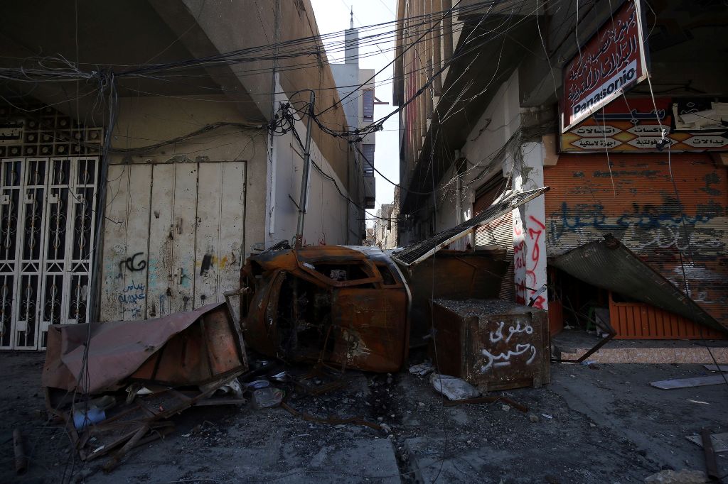  A picture taken on March 25, 2017, shows the damaged streets of the Old City of Mosul, during the government forces' ongoing offensive to retake the city from Islamic State (IS) group fighters. / AFP / AHMAD AL-RUBAYE