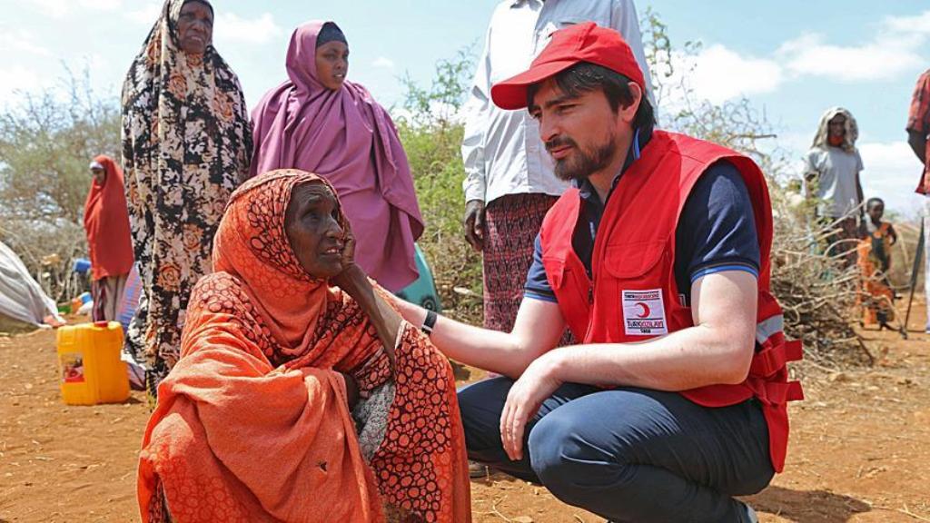 Director General of the Turkish Red Crescent Mehmet Gulluoglu and a Somalian woman are seen during Turkish Red Crescent's visit at Baydhabo camp near the Mogadishu's rural side in Somalia on March 25, 2017. (Sadak Mohamed - Anadolu Agency).