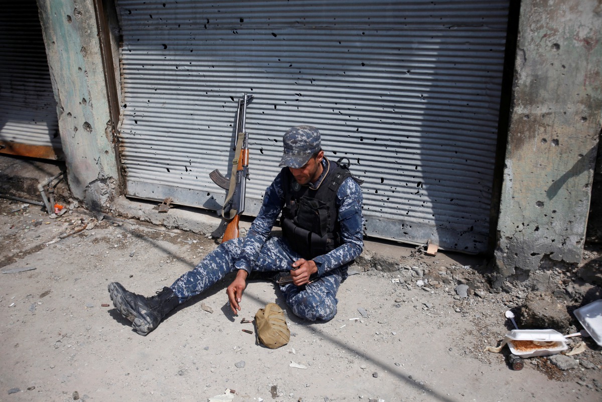 A member of federal police reloads his weapon during a battle with Islamic State militants in Mosul, Iraq March 29, 2017. REUTERS/Khalid al Mousily