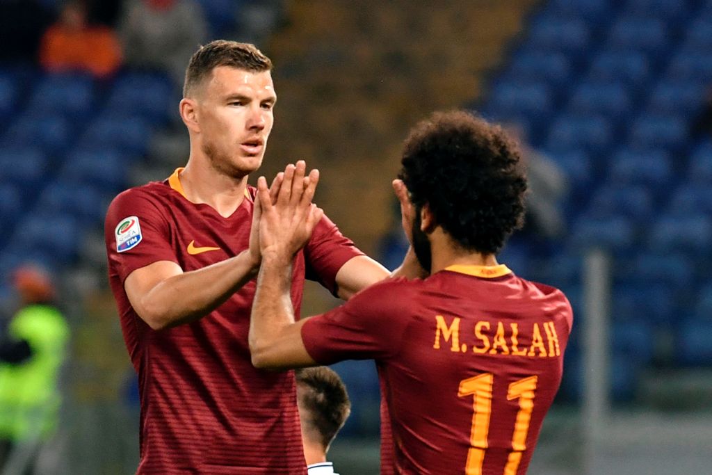 AS Roma's Bosnian forward Edin Dzeko (L) celebrates with AS Roma's Egyptian midfielder Mohamed Salah after scoring a goal during the Italian Serie A football match AS Roma versus Empoli on April 1, 2017 at Rome's Olympic stadium. / AFP / ANDREAS SOLARO

