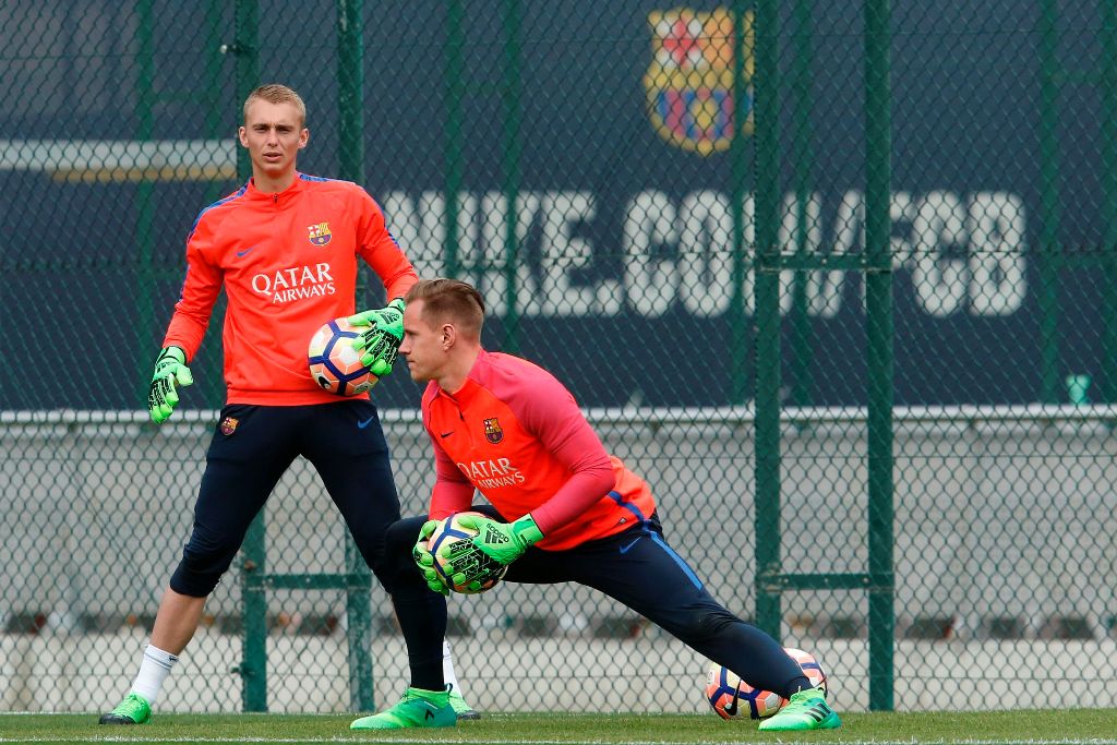 Barcelona's goalkeepers Jasper Cillessen (L) from Netherlands and Marc-Andre ter Stegen from Germany take part in a training session at the Sports Center FC Barcelona Joan Gamper in Sant Joan Despi, near Barcelona on April 1, 2017. / AFP / PAU BARRENA
