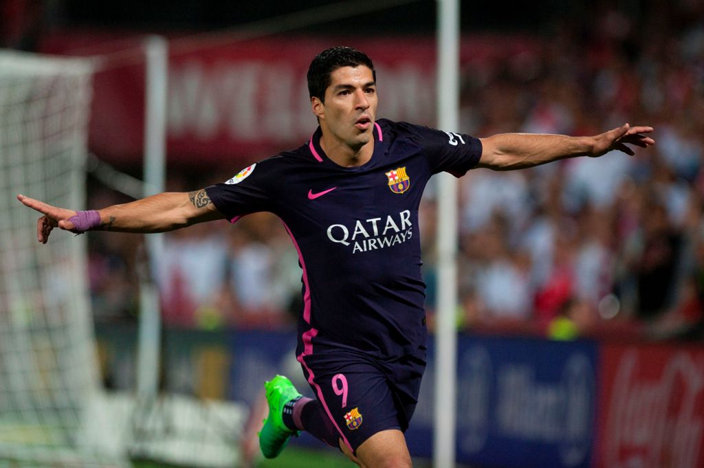 Barcelona's Uruguayan forward Luis alberto Suarez celebrates after scoring during the Spanish league football match Granada FC vs FC Barcelona at Nuevo Los Carmenes stadium in Granada on April 2, 2017. / AFP / JORGE GUERRERO
