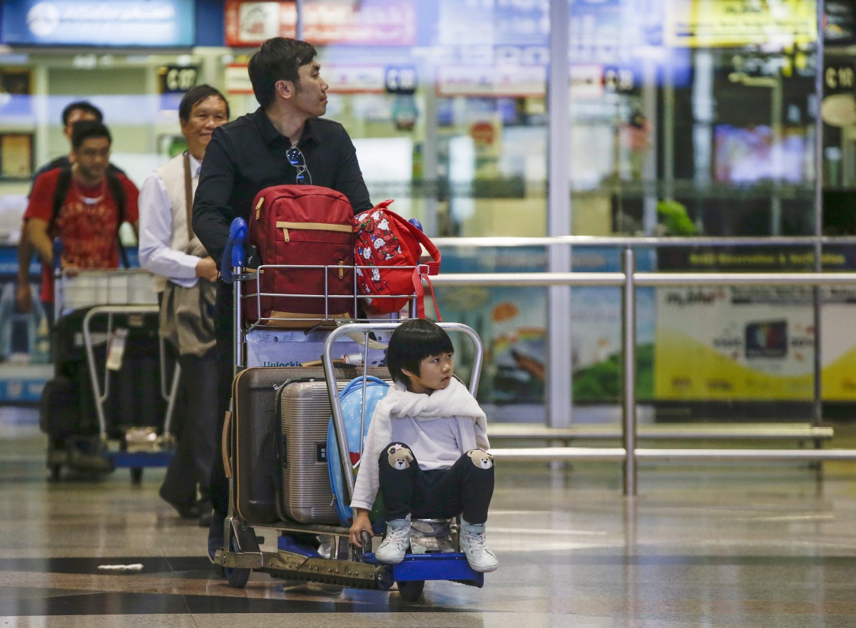 Airlines passengers in Kuala Lumpur International Airport, Sepang, Malaysia, 01 March 2016 (EPA / FAZRY ISMAIL) 