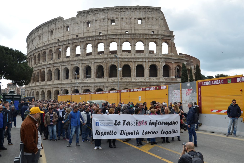 Taxi drivers protest in Rome in response to an amendment that drivers say will favor smartphone app-based car transport company Uber and unfair competition from unauthorized operators, in Rome, Italy on March 23, 2017. ( Alvaro Padilla - Anadolu Agency )