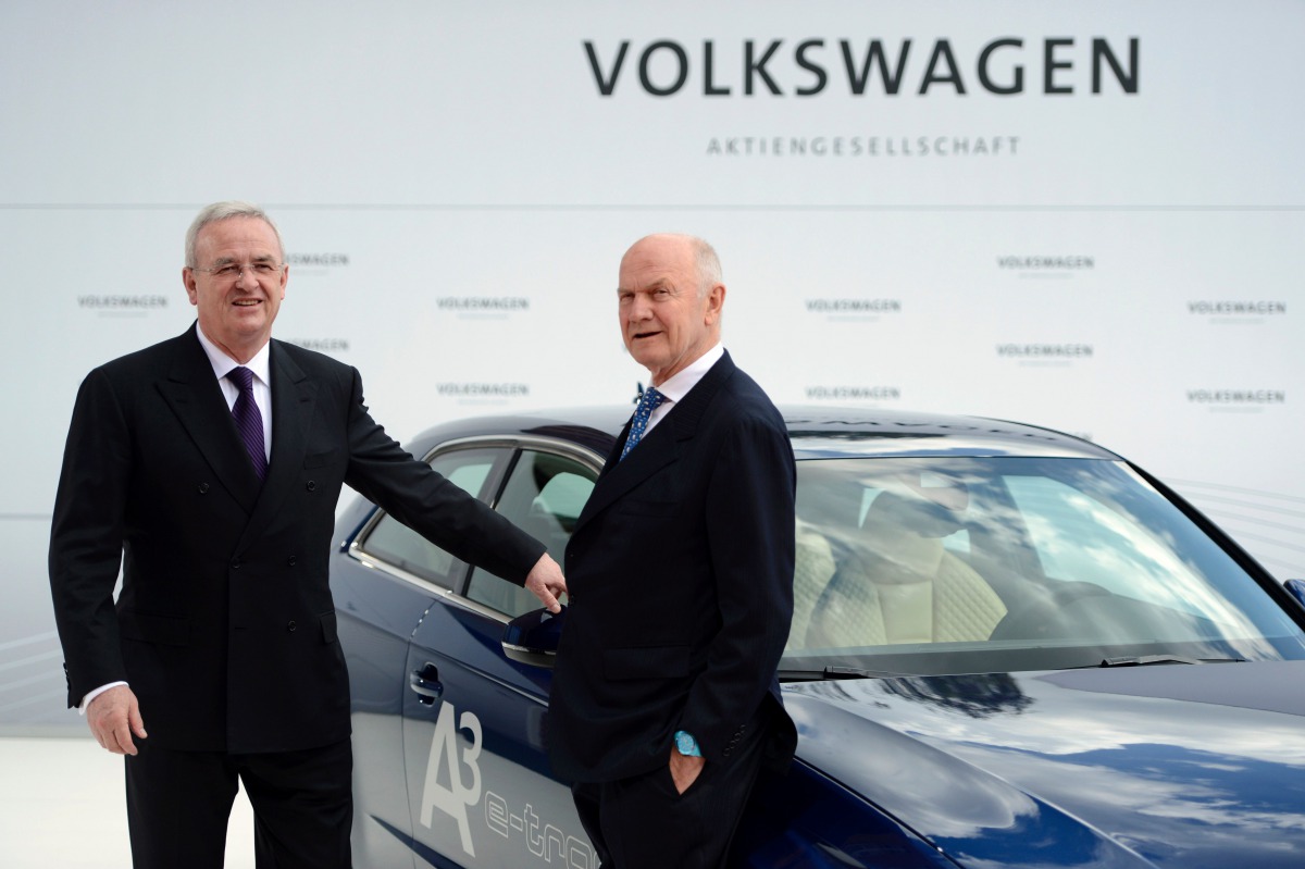 Volkswagen CEO Martin Winterkorn and Chairman of the supervisory board of Volkswagen Ferdinand Piech on a visit to the plant in Wolfsburg on February 9, 2017 (AFP / Odd Andersen) 