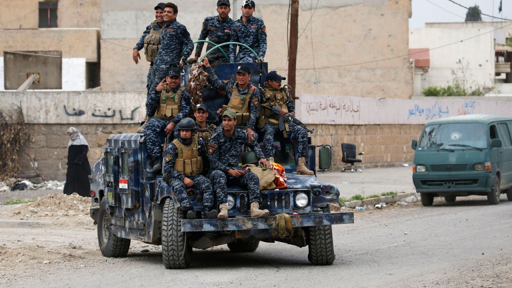 Iraqi forces take position as they advance towards Mosul’s Old City on April 8, 2017, during a military offensive to retake the western part of the city from Islamic State (IS) group fighters.<br />AHMAD GHARABLI / AFP