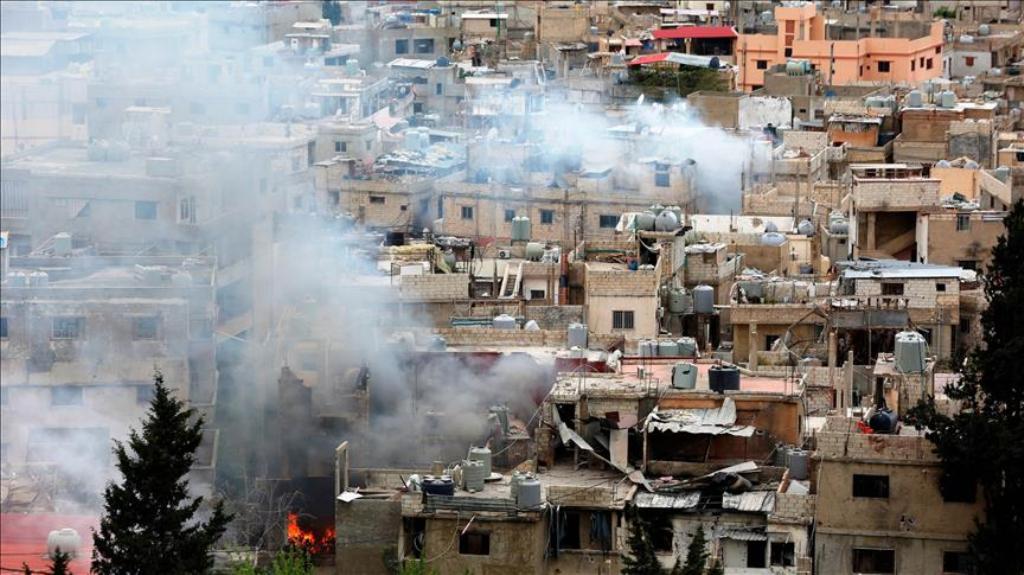 Smoke rises after clashes between members of Palestinian Fatah Movement and Bilal Badr at Ain-el-Hilwe refugee camp in Sidon, Lebanon on April 9, 2017. ( Ratib Al Safadi - Anadolu Agency ).