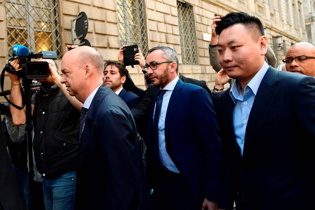 Chinese Han Li (R) and Italian Marco Fassone (L), representatives of Chinese consortium Sino-Europe Sports (SES) arrive to finalize the deal with Fininvest, the Silvio Berlusconi holding, for the AC Milan's takeover on April 13, 2017 in Milan.  AFP / MIGU