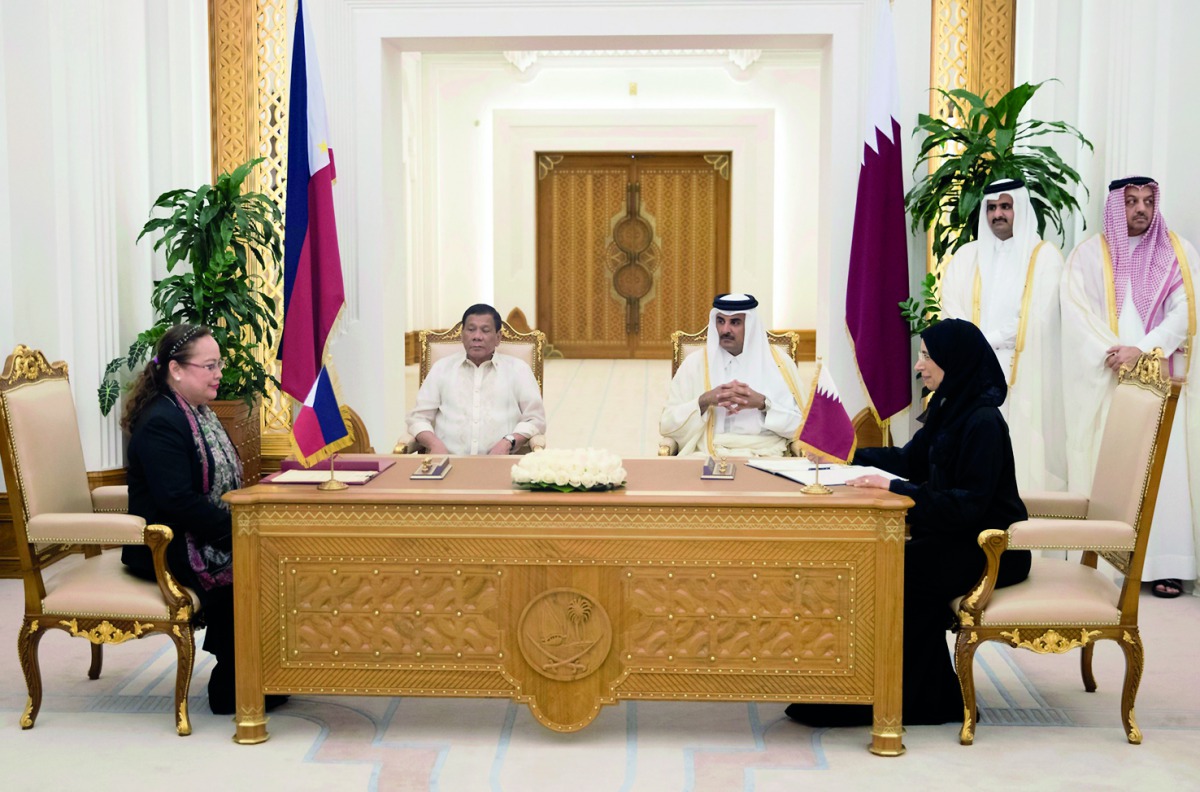 The Emir and the Philippine President witness the signing of agreements between the two countries.