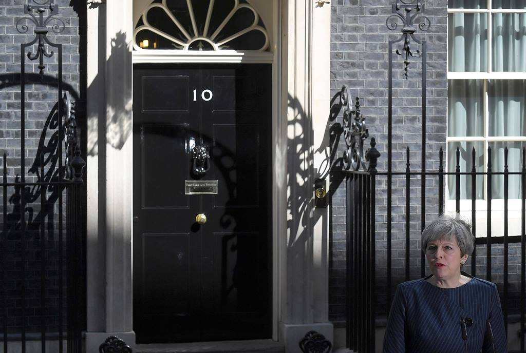Britain's Prime Minister Theresa May speaks to the media outside 10 Downing Street, in central London, Britain April 18, 2017. Reuters/Toby Melville
