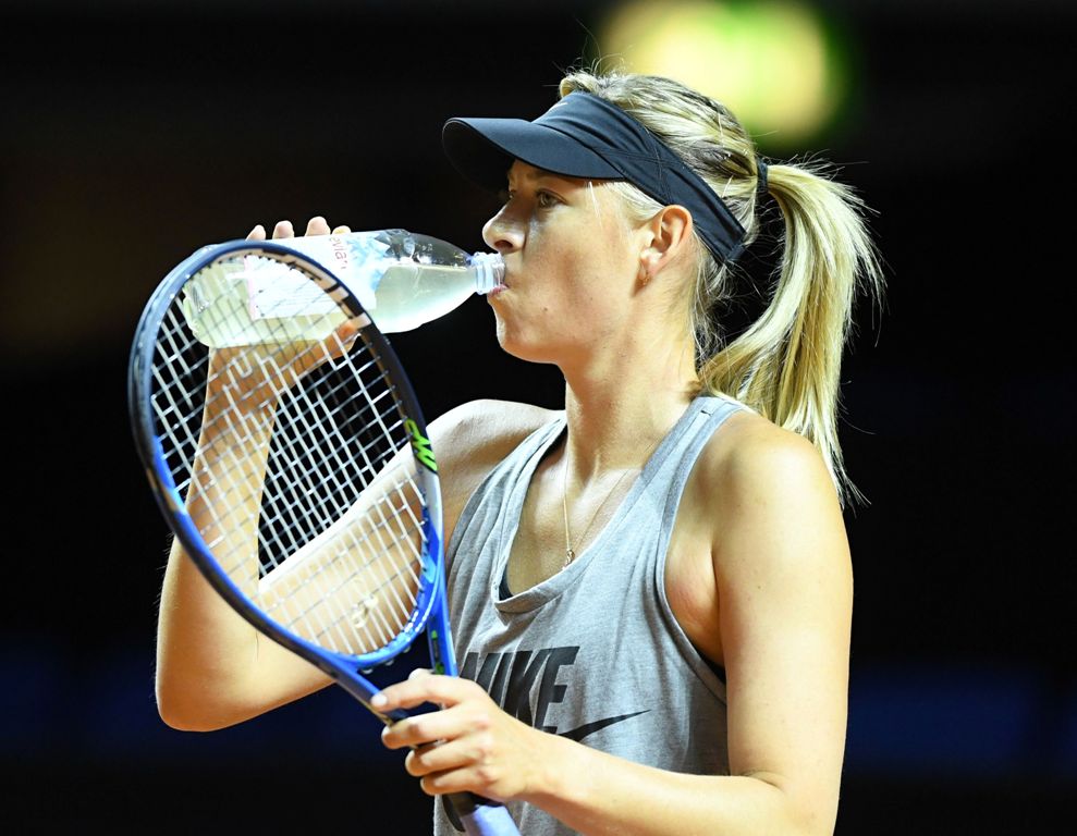 Russian tennis player Maria Sharapova has a drink during a training session at the WTA Tennis Grand Prix in Stuttgart, southern Germany, on April 26, 2017.  AFP / dpa / Bernd Weissbrod
