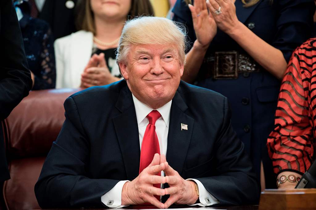 US President Donald Trump smiles during a national teacher of the year event in the Oval Office of the White House April 26, 2017 in Washington, DC. / AFP / Brendan Smialowski

