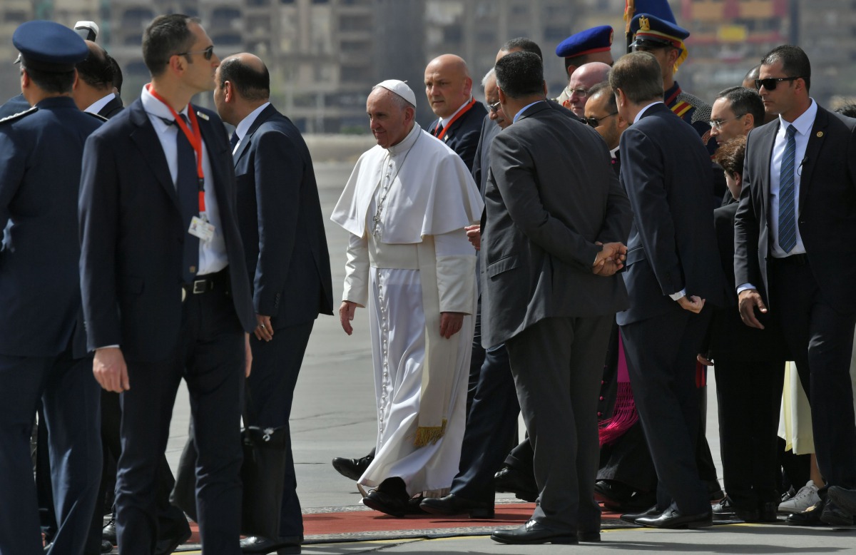 Pope Francis disembarks from his plane upon his arrival at Cairo's International Airport on April 28, 2017, during an official visit to Egypt. AFP / Andreas Solaro
