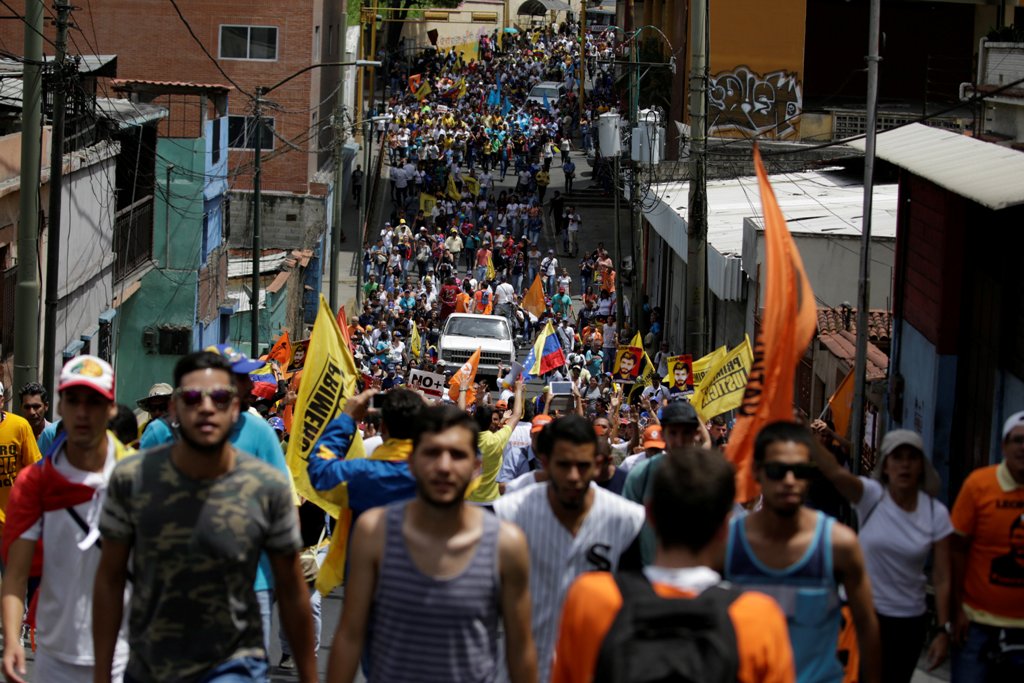Opposition supporters attend a rally in support of political prisoners and against Venezuelan President Nicolas Maduro, in downtown Los Teques, Venezuela April 28, 2017. REUTERS/Marco Bello TPX IMAGES OF THE DAY
