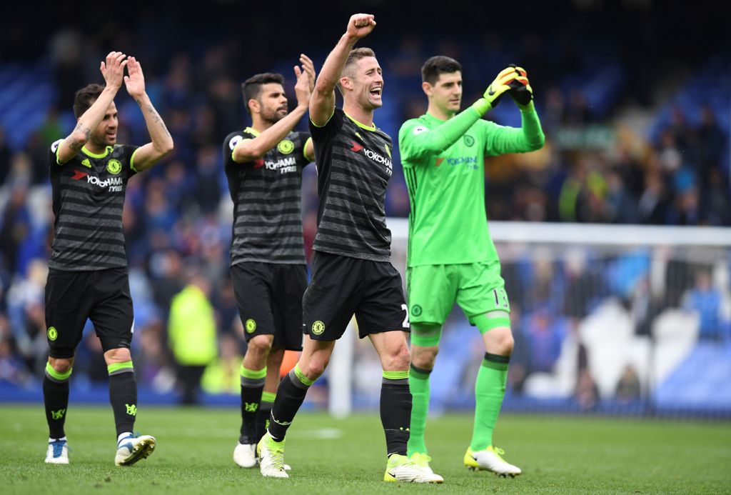 Chelsea's English defender Gary Cahill (2R) and teammates celebrate victory after the English Premier League football match between Everton and Chelsea at Goodison Park in Liverpool, north west England on April 30, 2017. AFP / Paul ELLIS