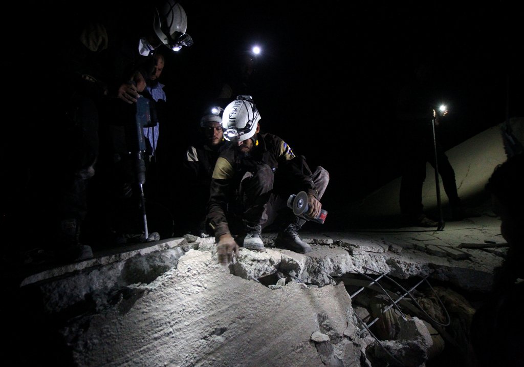 Civil defence members search for survivors under the rubble at a site hit by an airstrike in west of Idlib city, Syria April 28, 2017. REUTERS/Ammar Abdullah TPX IMAGES OF THE DAY
