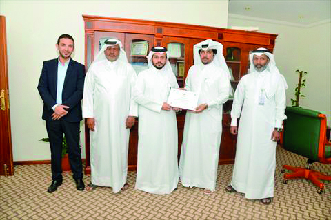 Safar Mubarak Al Shafi (second right), Director, Public Cleaning Department at the Ministry, handing a certificate to Abdullah Al Saadi, Administrative Affairs Director, Amwaj Company.