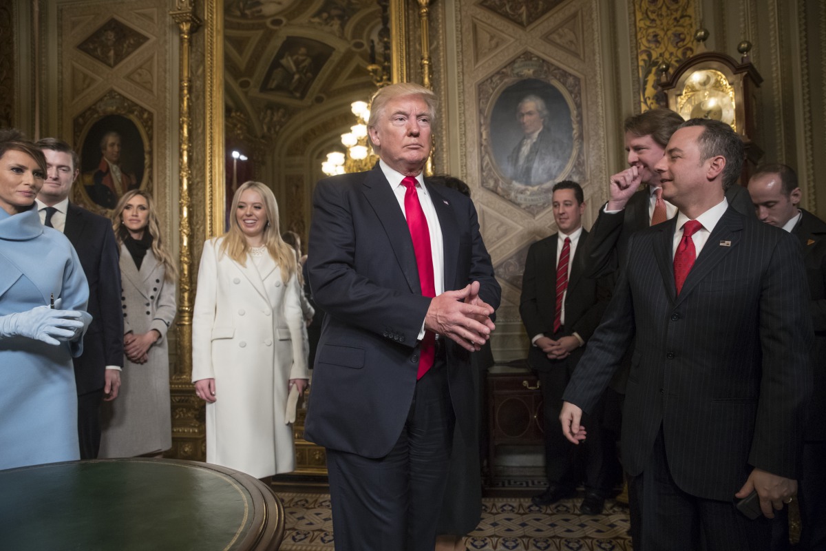 President Donald Trump, Chief of Staff Reince Priebus, White House counsel Donald McGahn with staff on January 20, 2017 (J Scott Applewhite / Pool / AP / Anadolu Agency) 