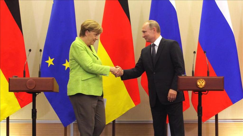 German Chancellor Angela Merkel (L) and Russian president Vladimir Putin (R) shake hands during a press conference after their meeting in Sochi, Russia on May 2, 2017. ( Nataliy Zemboska - Anadolu Agency ).