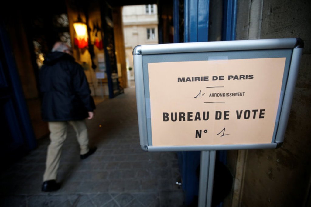 An official arrives at a polling station before the polls open for the second round of 2017 French presidential election in Paris, France, May 7, 2017. REUTERS/Jean-Paul Pelissier REUTERS.