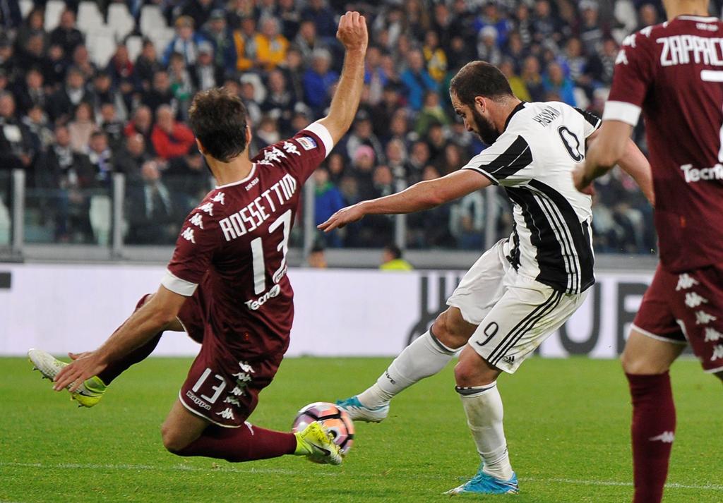 Juventus' Gonzalo Higuain scores against Torino. REUTERS/Giorgio Perottino

