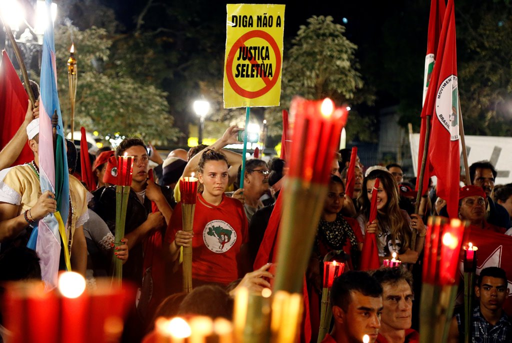 Members of Workers Party (PT) attend a march before former Brazilian President Luiz Inacio Lula da Silva's testimony to federal judge Sergio Moro, in Curitiba, Brazil, May 9, 2017. REUTERS/Rodolfo Buhrer
