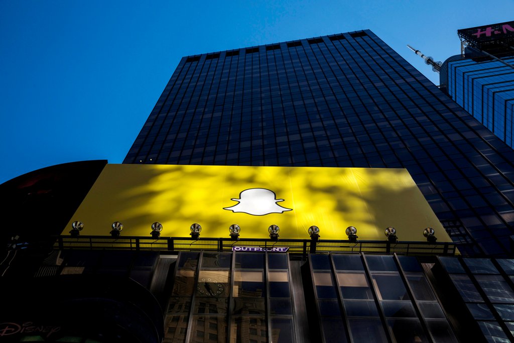 (FILE PHOTO) A billboard displays the logo of Snapchat above Times Square in New York March 12, 2015. REUTERS/Lucas Jackson
