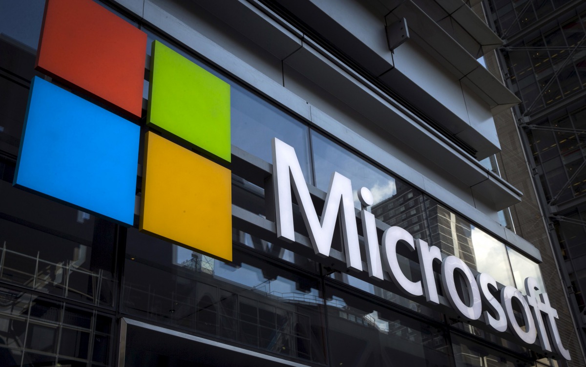 A Microsoft logo is seen on an office building in New York City, July 28, 2015 (REUTERS / Mike Segar) 