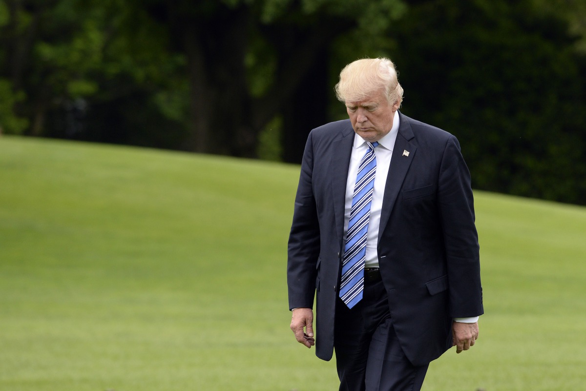 US President Donald Trump exits Marine One on the South Lawn of the White House in Washington, DC, on May 13, 2017 . AFP / Olivier Douliery