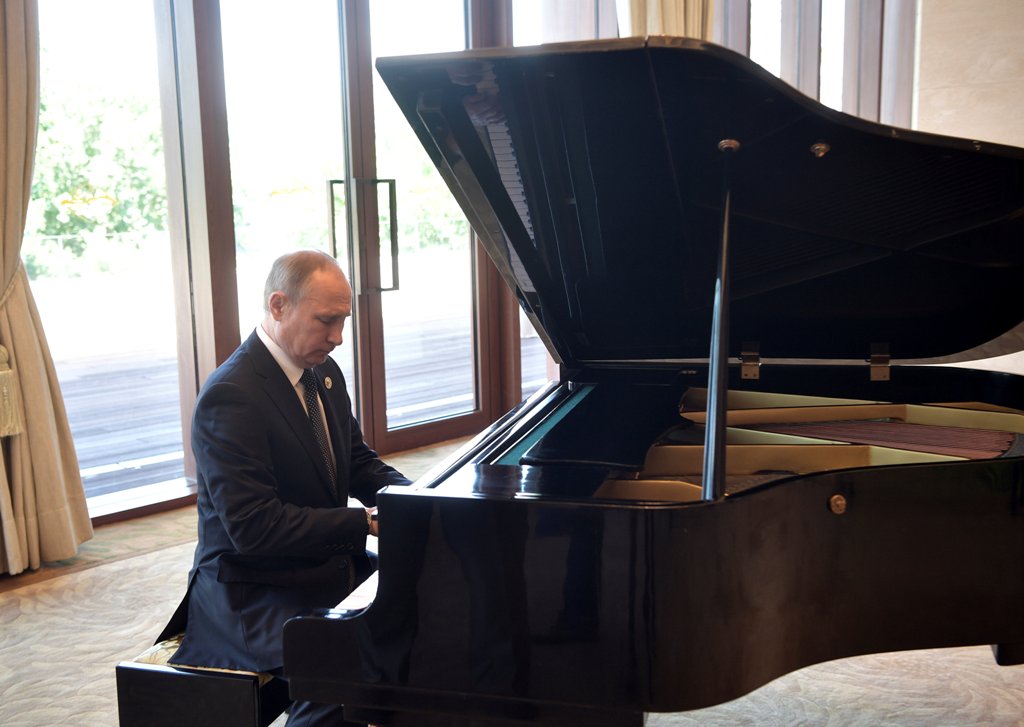 Russian President Vladimir Putin plays piano before meeting Chinese leader Xi Jinping on the first day of the Belt and Road Forum in Beijing, China May 14, 2017. Sputnik/Aleksey Nikolskyi/Kremlin via REUTERS 