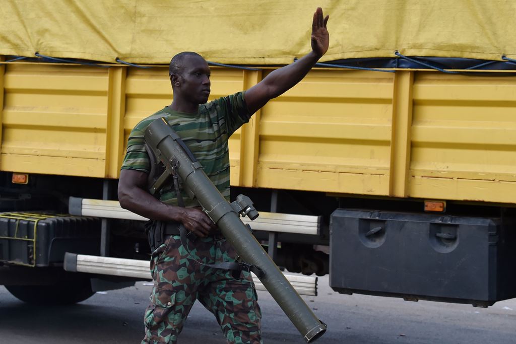 A mutinou soldier patrols in the streets of Ivory Coast's central second city Bouake, in May 14, 2017.  AFP / ISSOUF SANOGO
