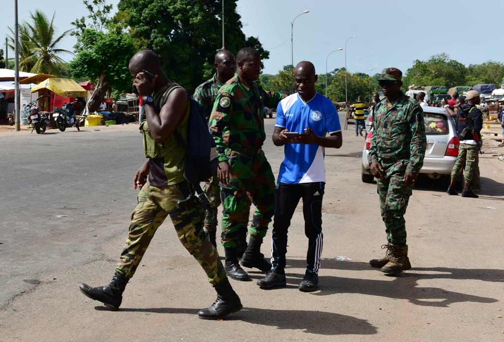 Mutinous soldiers prepare to leave the south entrance to Bouake on May 16, 2017. Rebel troops in Ivory Coast on May 16, 2017 said they were ending a four-day mutiny after coming to an agreement with the government over a pay dispute. / AFP / ISSOUF SANOGO