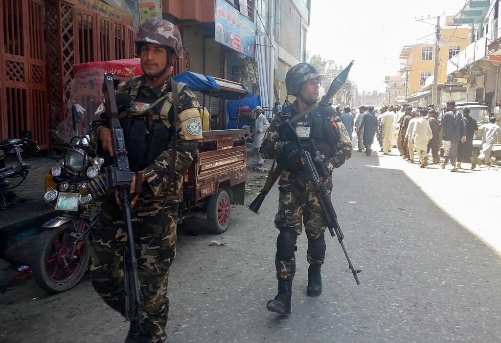 Afghan security forces arrive at the site of an attack in Jalalabad city, eastern Afghanistan May 17, 2017. Reuters/Parwiz
