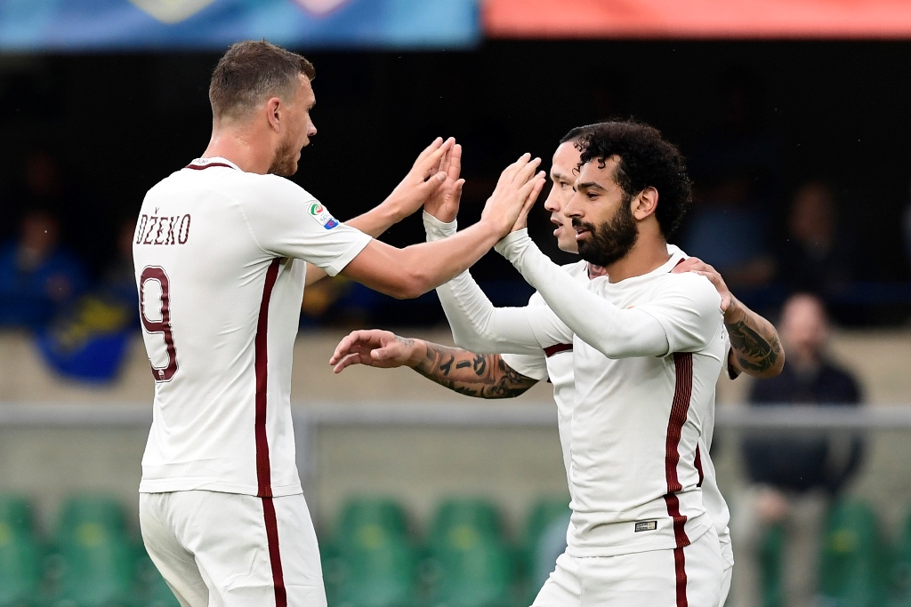 AS Roma's Egyptian midfielder Mohamed Salah (R) celebrates with AS Roma's Belgium midfielder Radja Nainggolan and Roma's forward from Bosnia-Herzegovina Edin Dzeko (L) after scoring during the Italian Serie A football match Chievo vs AS Roma at the Marcan