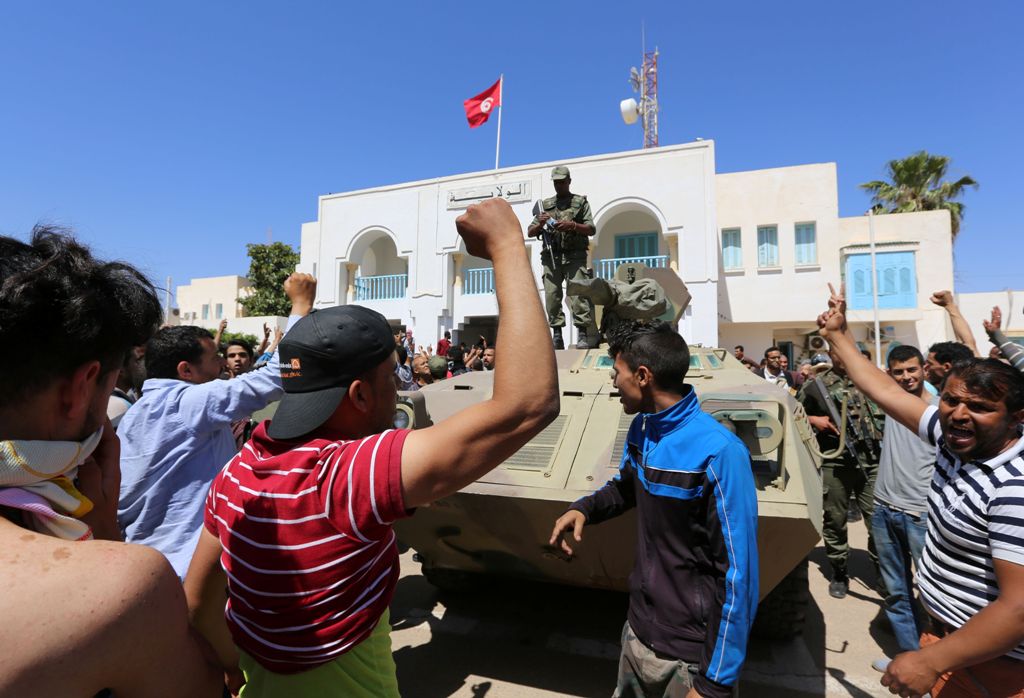Unemployed Tunisian protesters shout slogans during a demonstration outside the Tataouine governorate headquarters on May 22, 2017, in Tataouine, around 500 kilometres (300 miles) south of Tunis.  AFP / FATHI NASRI
