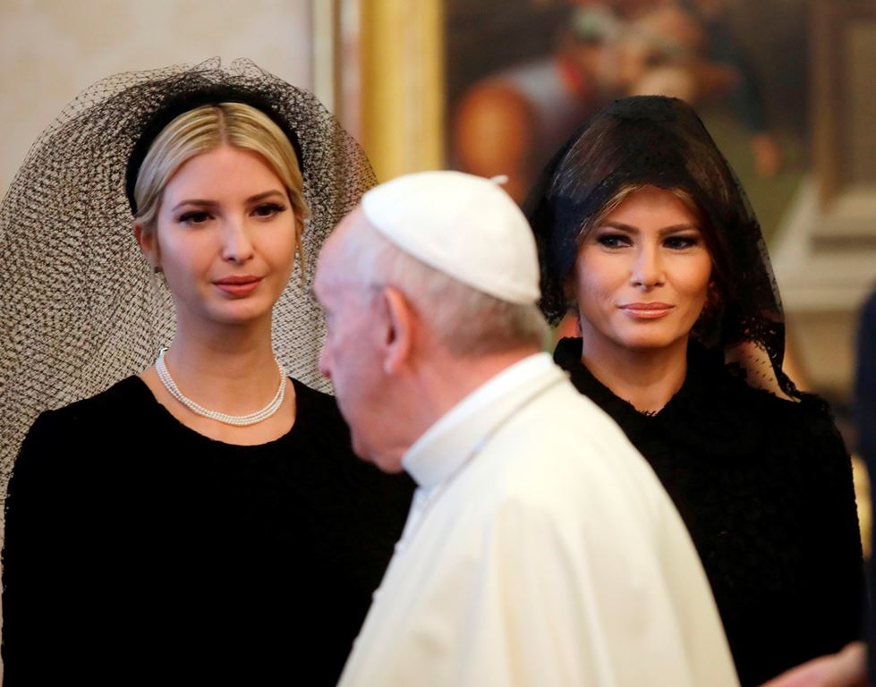 Pope Francis (C) walks past US First Lady Melania Trump (R) and the daughter of US President Donald Trump Ivanka Trump (L) at the end of a private audience at the Vatican on May 24, 2017. AFP / POOL / Alessandra Tarantino