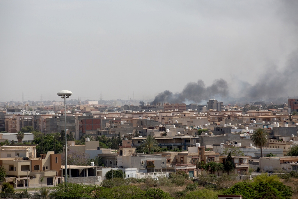 Smoke rises after clashes between National Reconciliation Government of Libya and National Liberation Government in Tripoli, Libya on May 26, 2017. ( Stringer - Anadolu Agency )
