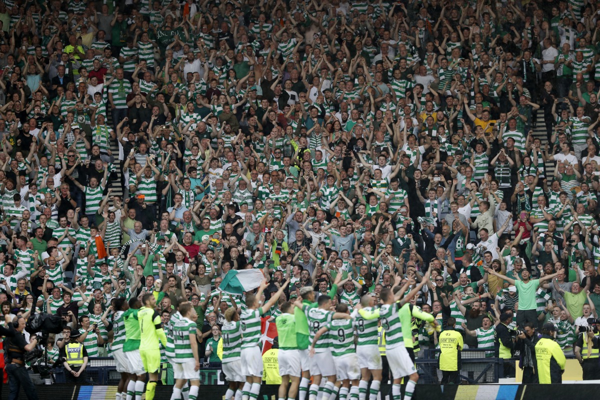 Celtic players celebrate in front of their fans after victory (Reuters / Russell Cheyne)