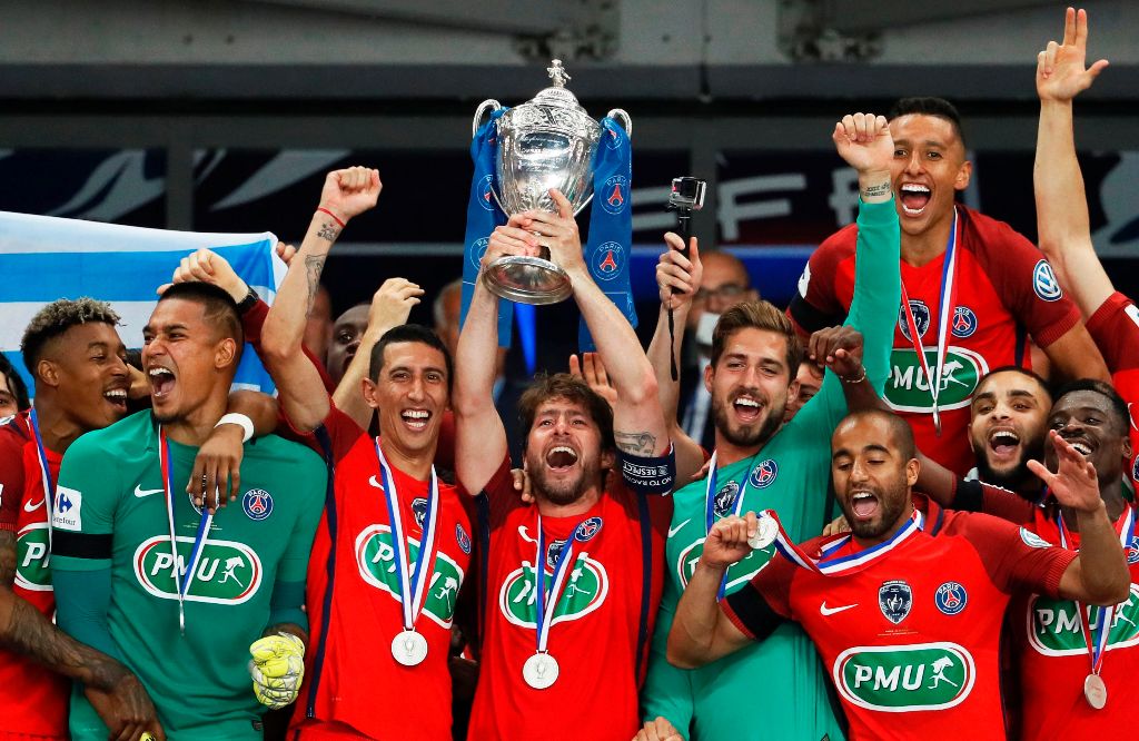 Paris Saint-Germain's Brazilian defender Maxwell (C) holds the trophy as he celebrates winning the French Cup final football match between Paris Saint-Germain (PSG) and Angers (SCO) on May 27, 2017, at the Stade de France in Saint-Denis, north of Paris. /