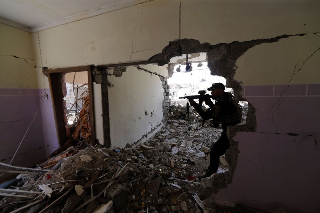 A member of the Iraqi forces guards a position in Mosul's western al-Saha neighbourhood during their ongoing battle to retake the area from Islamic State (IS) group fighters on May 28, 2017. / AFP / KARIM SAHIB
