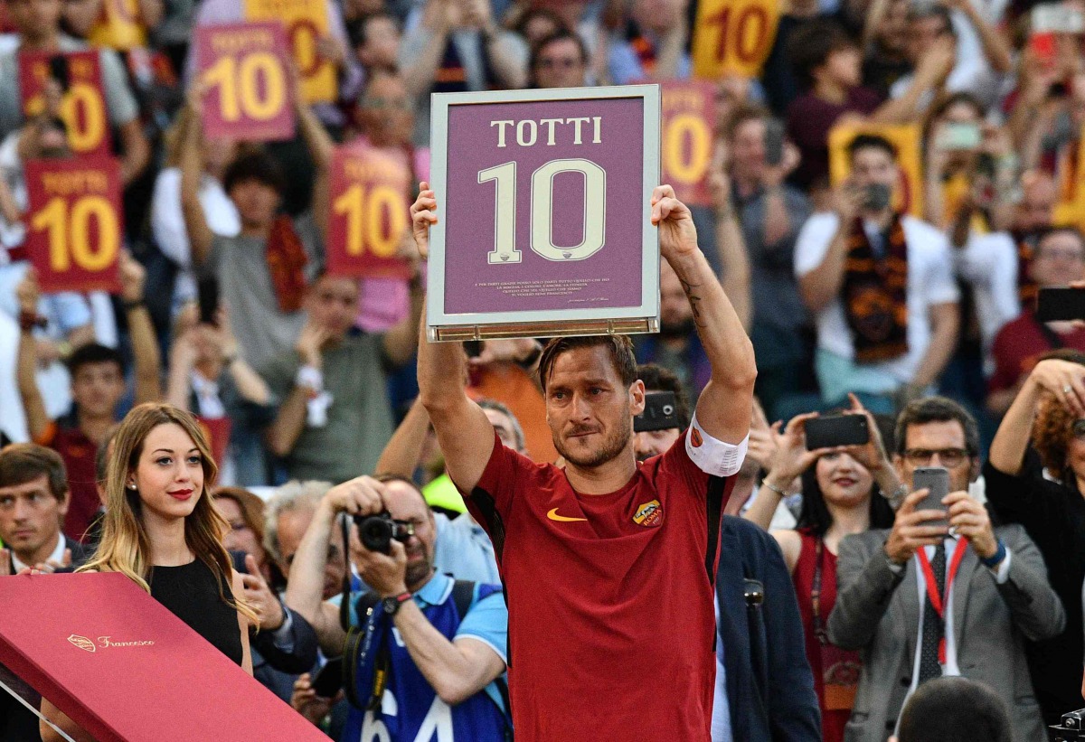 Roma's forward from Italy Francesco Totti holds a framed Number 10 during a ceremony to celebrate his last match with AS Roma after the Italian Serie A football match AS Roma vs Genoa on May 28, 2017 at the Olympic Stadium in Rome.  AFP / Vincenzo PINTO
